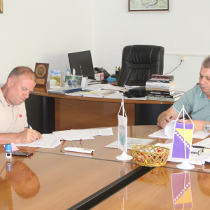 Potpisani ugovori za sanaciju lokalnih puteva u MZ Međeđa